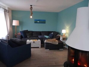TV, fireplace