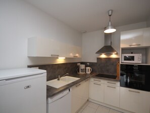 Jääkaappi, mikroaaltouuni, uuni, astianpesukone