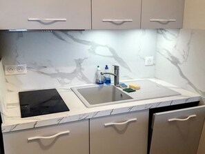 冷蔵庫、電子レンジ、コンロ、食器洗い機