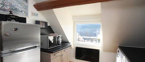 Een koelkast, een microgolfoven, een oven, een vaatwasser