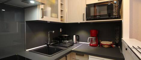 Réfrigérateur, micro-ondes, lave-vaisselle, cafetière/bouilloire