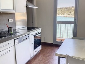 Mikrovågsugn, ugn, spishäll och diskmaskin