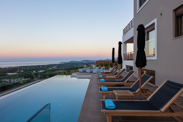 Lämmitetty uima-allas, aurinkotuoleja