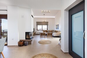 Smart TV, fireplace, video game console, Netflix - Offering Full Privacy, Heated Pool, Scenic sea Views and Great Location (Rethymno)
