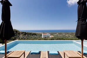 A heated pool, sun loungers - Offering Full Privacy, Heated Pool, Scenic sea Views and Great Location (Rethymno)