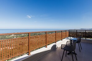 Outdoor dining - Offering Full Privacy, Heated Pool, Scenic sea Views and Great Location (Rethymno)