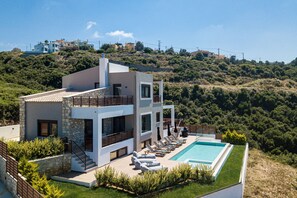 Exterior - Offering Full Privacy, Heated Pool, Scenic sea Views and Great Location (Rethymno)