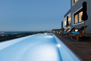 Piscine chauffée, chaises longues