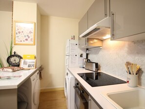 Frigorífico, microondas, lavavajillas y cafetera o tetera