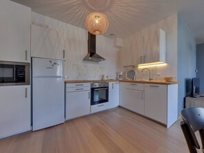 Jääkaappi, uuni, liesi, astianpesukone