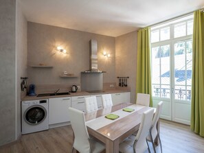 Réfrigérateur, un four, surface de cuisson, lave-vaisselle