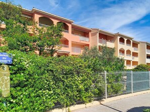 Exterior - Luxurious 68m² 2BR Apartment, 500m from Beach, A/C, Wifi, Loggia, Parking - Bormes Les Mimosas (Bormes-les-Mimosas)