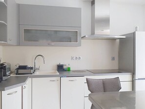 Microwave, oven, dishwasher, coffee/tea maker