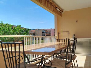 Outdoor dining - Luxurious 68m² 2BR Apartment, 500m from Beach, A/C, Wifi, Loggia, Parking - Bormes Les Mimosas (Bormes-les-Mimosas)