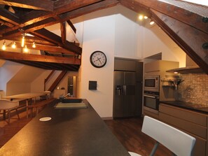 Kühlschrank, Mikrowelle, Geschirrspüler, Hochstuhl