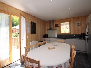 Fridge, microwave, dishwasher, coffee/tea maker