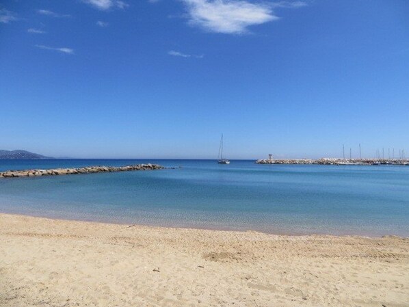 På stranden