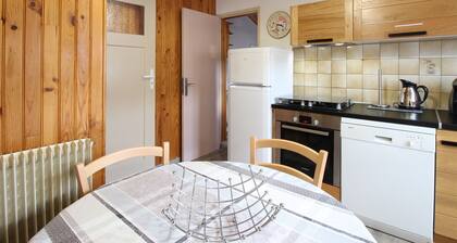Chalet 6 rooms, sleeps 8, near center, WIFI