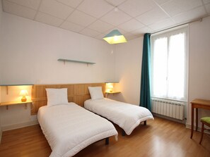 3 bedrooms, travel cot