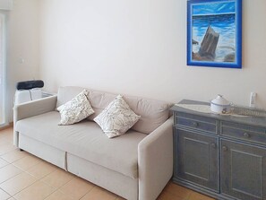 TV - Spacious 2-Bed Cabin Apartment Near Beach & Shops, Large Loggia, Garage Included (Bormes-les-Mimosas)