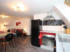 Kjøleskap, mikrobølgeovn, oppvaskmaskin og høy barnestol