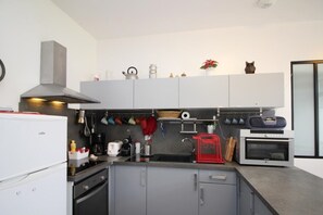 Frigorifero, forno, piano cottura, macchina per tè/caffè