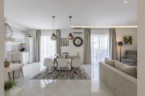 Smart-TV, Kamin, Videospiele, Tischtennisplatte