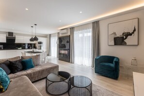 Smart TV, caminetto, videogiochi, tavolo da ping pong