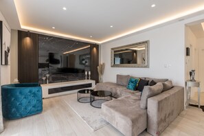 Smart TV, chimenea, videojuegos y tenis de mesa 