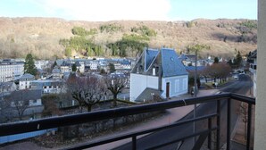 Un barrio residencial con casas, una iglesia y una colina al fondo.