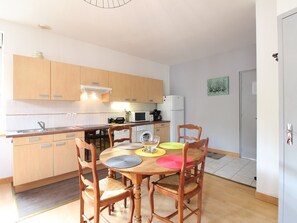 Réfrigérateur, four à micro-ondes, surface de cuisson, lave-vaisselle