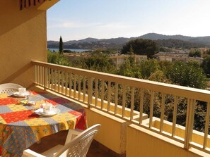 Outdoor dining - Lovely renovated T2 in La Favière, near beaches and shops, private parking (Bormes-les-Mimosas)