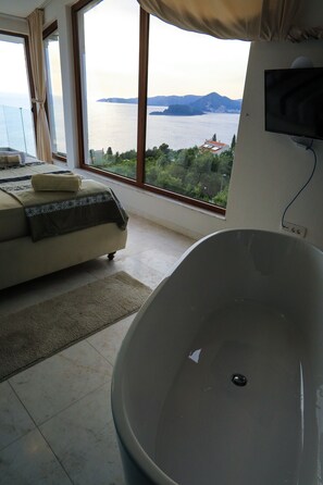 6 bedrooms, iron/ironing board, WiFi