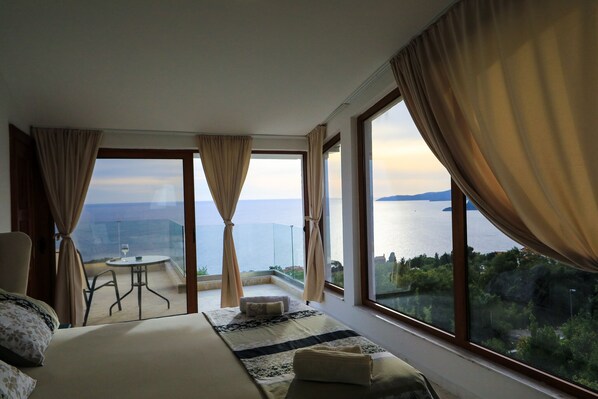 6 bedrooms, iron/ironing board, WiFi