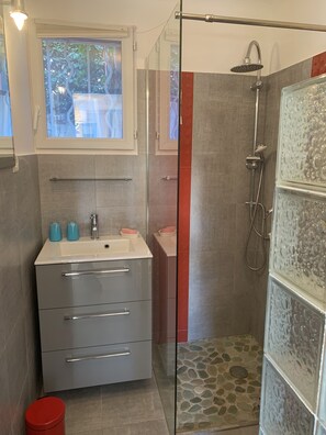 Douche, sèche-cheveux, serviettes fournies, papier toilette