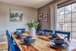 Dining - Saddleback Retreat, Hot Tub, Awesome Game Room, $560 FREE tickets each paid day (Sevierville)