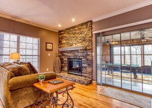 TV connectée, cheminée, jeux vidéo, baby-foot