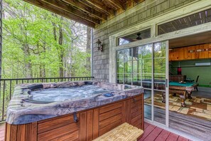 Terrace/patio - Saddleback Retreat, Hot Tub, Awesome Game Room, $560 FREE tickets each paid day (Sevierville)