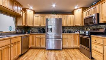 Fridge, microwave, dishwasher, coffee/tea maker