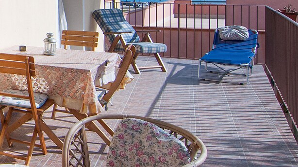 A terrace with outdoor furniture, a table, and a view of the sea. - Beautiful 1-bed House in Avola (Avola)