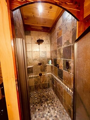 Shower, jetted bath, hair dryer, towels - Private indoor pool Spacious Upgraded Lake Cabin. Perfect for Family Gatherings (Dayton)