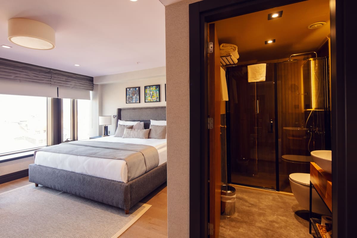 1 bedroom, Egyptian cotton sheets, premium bedding, memory foam beds