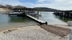 Un lago tranquilo con un muelle que se adentra en el agua.