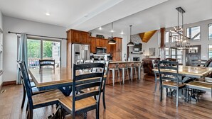 Una cocina amplia con armarios de madera, una isla grande y electrodomésticos modernos.