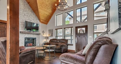 Rockwood Lake Lodge 7 Bedroom Home by RedAwning