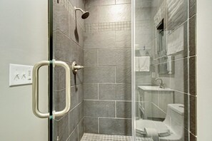 Ducha, secador de pelo, toallas