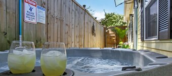 Carriage House W/ Hot Tub! Near Starland Yard