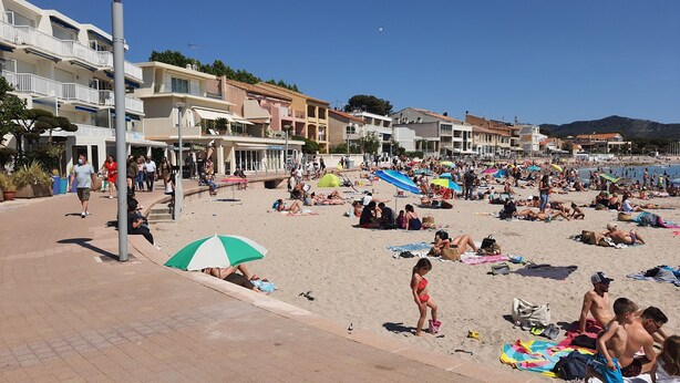 On the beach - Seafront apartment (Saint-Cyr-sur-Mer)