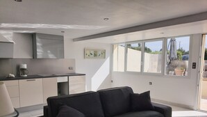 TV - Seafront apartment (Saint-Cyr-sur-Mer)