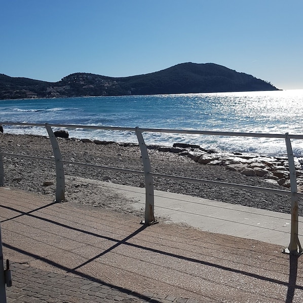 På stranden